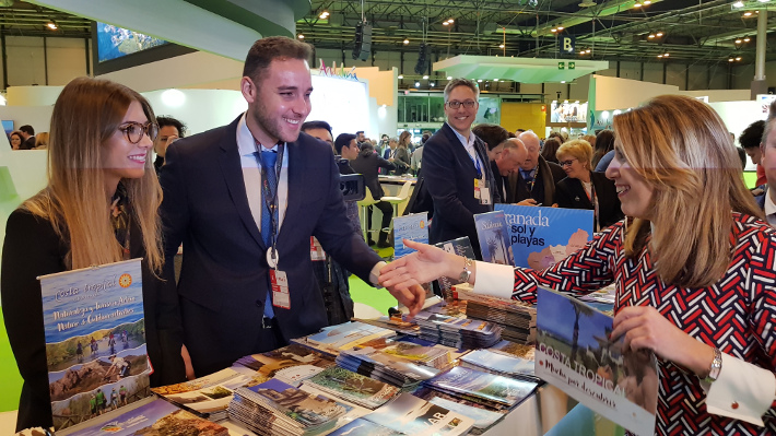 Susana Díaz visita el stand de la Costa Tropical en el primer día de la Feria de Turismo Fitur 2018